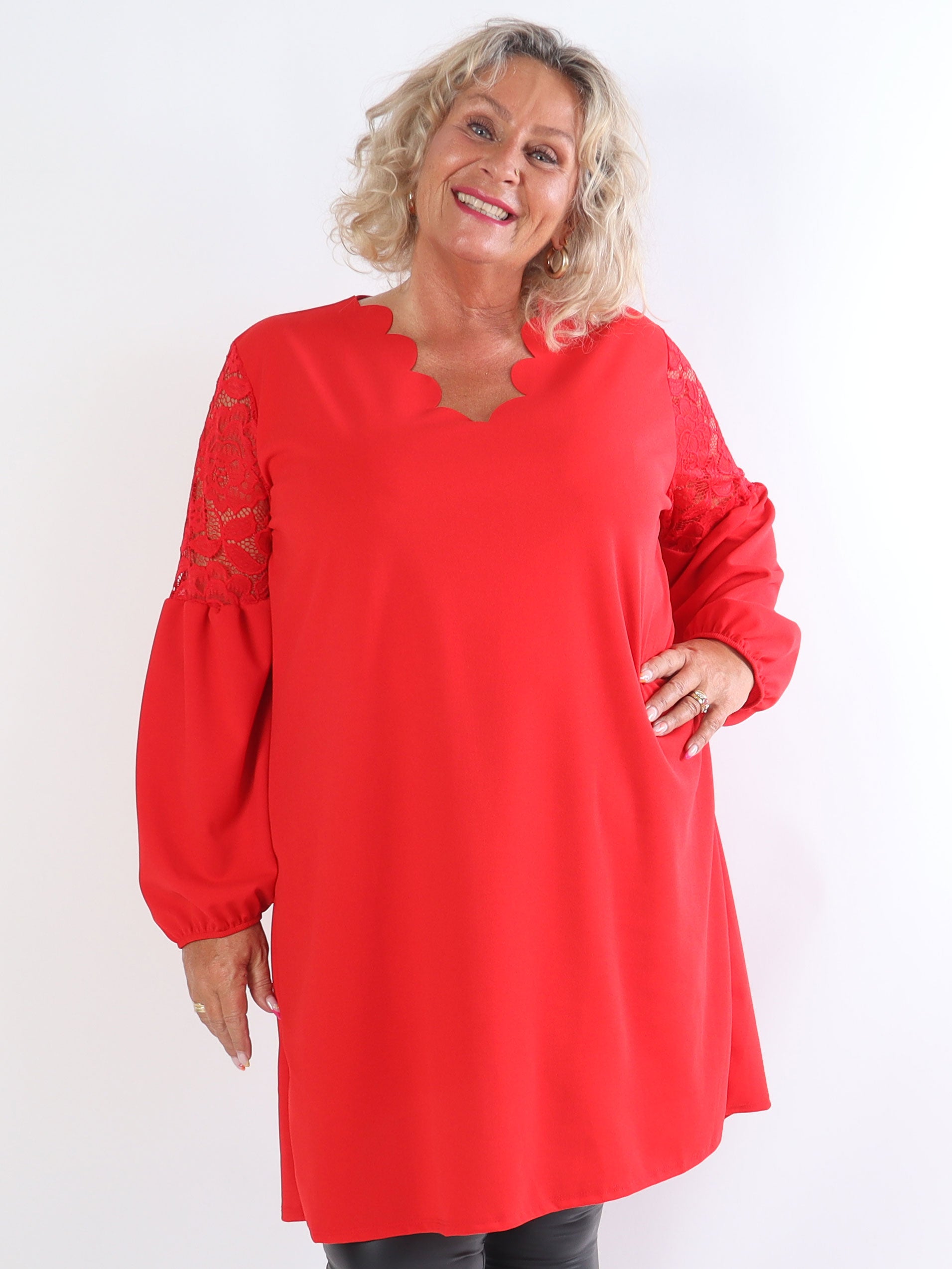 Romance - Fin plus size kjole med blondeærmer